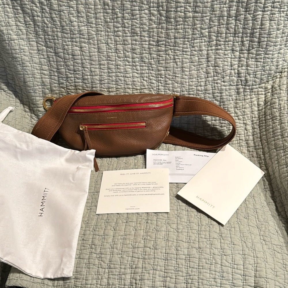 CHARLES CROSSBODY MED
Mahogany Pebble/Brushed Gold Red Zip